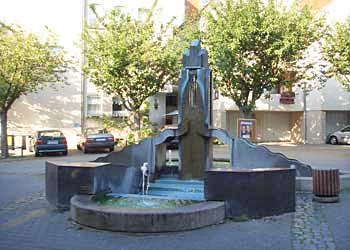 Brunnen vorm Herkules-Center