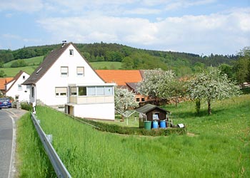 Natur hinter den Häusern